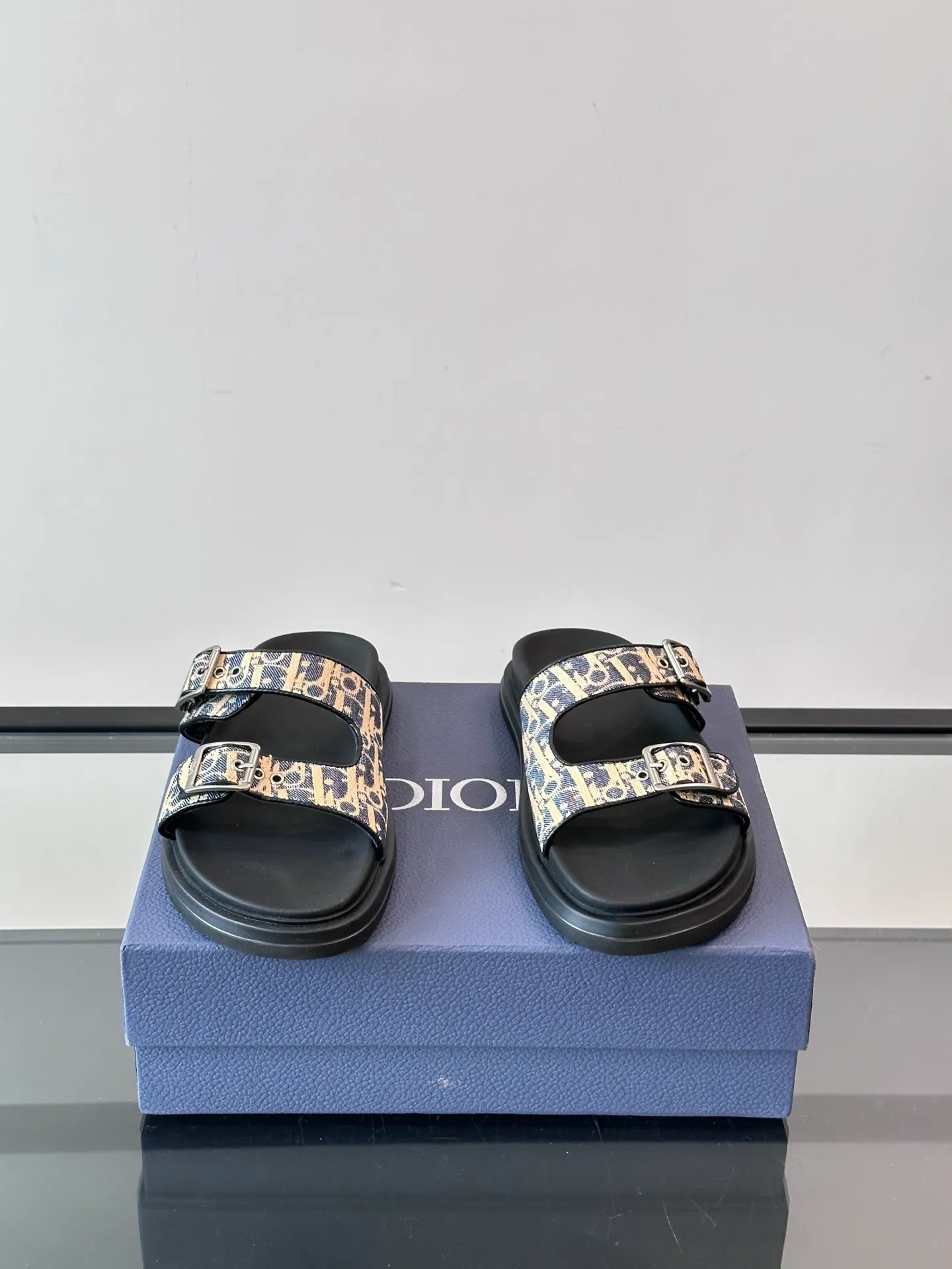 Factory price: 300💰Dior Aqua men's sandals and slippers. Showcasing Dior haute couture design. The Dior gray suede strap is accented with an aluminum Dior buckle for added style. Paired with a comfortable tonal notch sole, they pair easily with shorts or jeans for a sophisticated look. Main body: suede cow leather, technical fabric lining: cow leather, with adjustable straps, aluminum Dior buckle, Dior gray EVA insole, tonal notch rubber outsole splicing structure👌👌 size: 38-44 (45.46 customized)